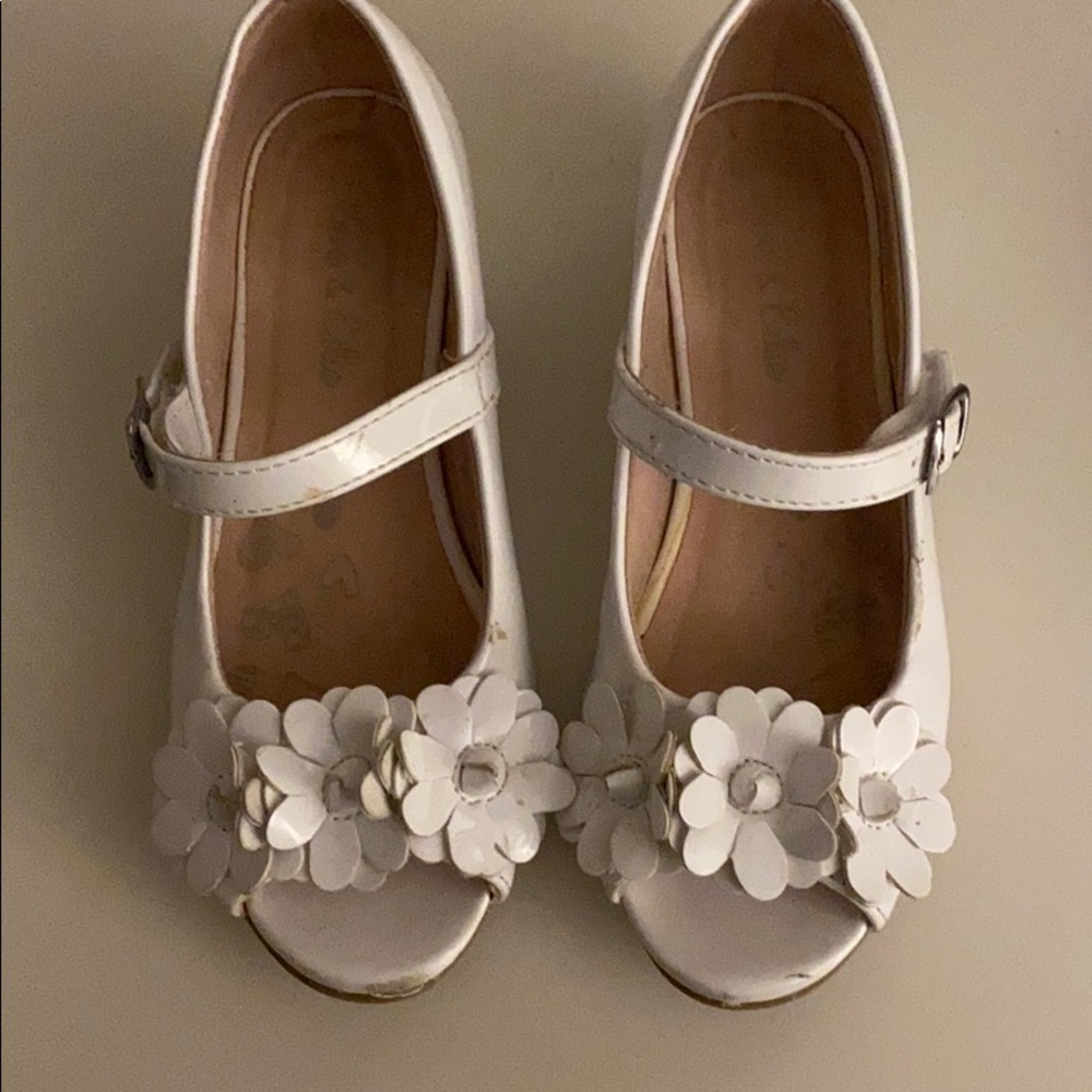 Girls white patent sandals w. Velcro strap size 12
